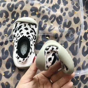 Flexibler Babysocken-Schuh mit Leopardenmuster und weicher Gummisohle für Kleinkinder