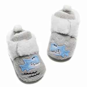 Zachte fleece baby winterschoentjes met schattig haai-borduurwerk en klittenband