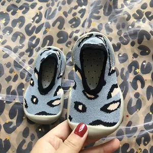 Nahaufnahme der Kleinkinder-Söckchenschuhe mit Leopardenmuster und Gummisohle