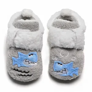 Comfortabele grijs-witte pluche babywinterschoenen met een schattige geborduurde haai