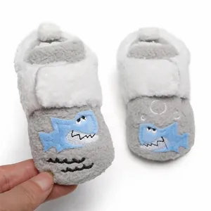 Gedetailleerd zicht op het haaienborduursel op zachte pluche baby binnenschoenen