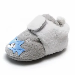 Gedetailleerde weergave van grijze pluche baby winterschoen met blauwe vis borduursel