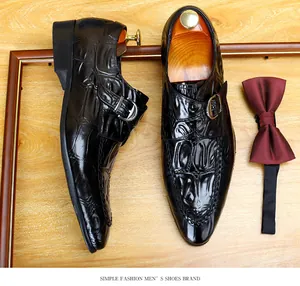 Vista dettagliata di scarpe eleganti da uomo in pelle nera a coccodrillo con fibbia