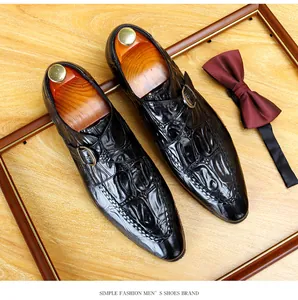 Primo piano di scarpe formali da uomo nere con texture in pelle goffrata coccodrillo.