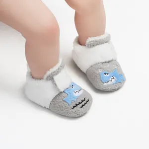 Zachte winter babyschoentjes voor de eerste stapjes met een schattig haaienontwerp