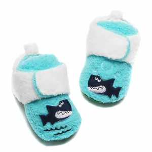 Detailweergave van zachte pluche baby-winterschoenen met een schattig haaienmotief