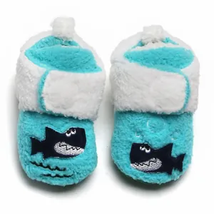 Zachte turquoise fleece babyloopschoenen met schattig haaienborduurwerk en klittenband