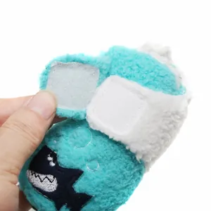 Detailweergave van de verstelbare klittenbandsluitingen op turquoise pluchen babywinterschoenen
