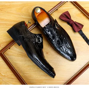 Vista macro della trama a coccodrillo dettagliata sulle scarpe monk strap formali nere