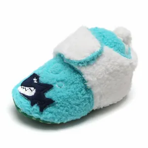 Gedetailleerd overzicht van pluche babywinterschoen met schattig haaienborduursel