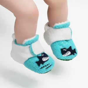 Detailopname van schattige baby winterschoenen met haaienmotief van turquoise fleece