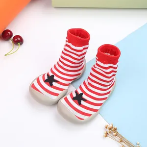 Zapatos calcetín antideslizantes para bebé con rayas rojas y blancas y estrellas