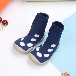 Zapatos de calcetín antideslizantes para bebés en azul oscuro con lunares blancos