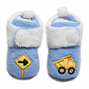 Detailweergave van blauwe pluche babywinterschoentjes met geborduurde bouwvoertuigen