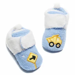 Detailweergave van blauw-witte pluche winterbabyschoentjes met een geborduurde vrachtwagen