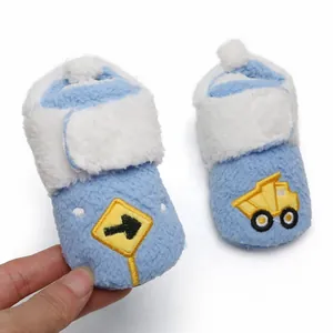 Detailopname van zachte fleece baby winterschoentjes met schattig vrachtwagenborduurwerk