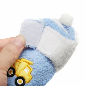 Detailopname van winterse babyschoen met een stevige witte klittenbandsluiting