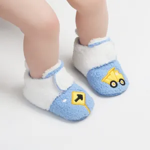 Zachte blauw-witte pluchen babyschoentjes met gedetailleerd geel vrachtwagenborduur