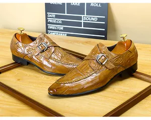 Eleganti scarpe da uomo in pelle marrone stampa coccodrillo con fibbia per affari e ufficio