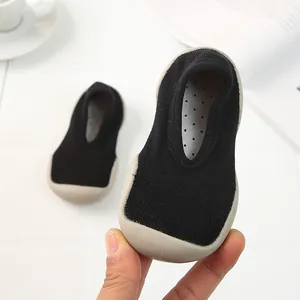 Schwarze Baby-Socken-Schuhe mit weicher Gummisohle für komfortables Gehen drinnen und draußen