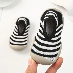 Baby Lauflernschuhe mit weicher Sohle und schwarz-weißen Streifen für drinnen und draußen