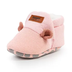 Detaillierte Ansicht der rosa Baby-Winterstiefel mit Bärenohren und Stricktextur