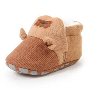 Nahaufnahme von braunen Bären-Babystiefeln mit weichem Fellfutter und rutschfester Sohle
