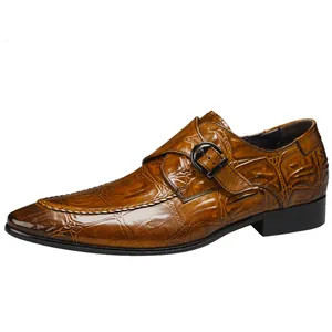 Classiche scarpe business da uomo in pelle marrone con trama coccodrillo e cinturino.