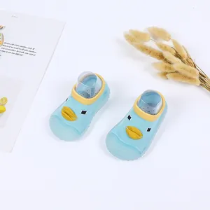 Dettaglio delle scarpe da passeggio per bambini blu con simpatico viso di papera