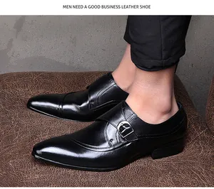 Vue détaillée de chaussures de ville en cuir noir à boucle pour hommes