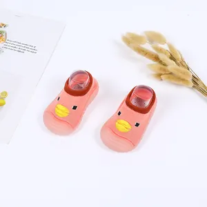 Dettaglio di scarpine a calza a forma di papera rosa con suola in gomma morbida