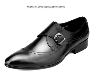 Chaussures de ville en cuir noir pour hommes avec boucle argentée et bout pointu élégant.