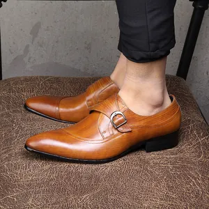Stilvolle braune Monkstrap-Lederschuhe mit Holzmaserung und spitzer Zehenpartie