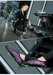 Primo piano di scarpe da scoglio viola ad asciugatura rapida con suola in gomma.