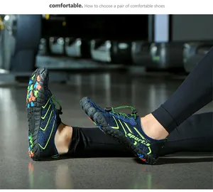 Primo piano di scarpe da acqua a cinque dita leggere per wading e surf all'aperto