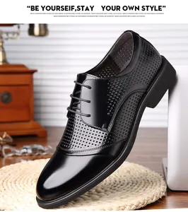 Primer plano de zapatos de vestir negros transpirables para hombre con detalles perforados