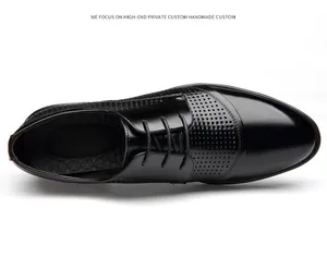 Vista superior detallada de zapatos de vestir de cuero negro con diseño calado