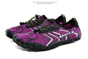 Vista laterale di scarpe acquatiche viola ad asciugatura rapida con lacci elastici.