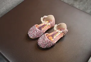 Detailansicht der glänzenden rosa Pailletten-Prinzessinnenschuhe für Mädchen mit Perlenband