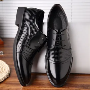 Klassische schwarze perforierte Herren-Business-Lederschuhe im atmungsaktiven Oxford-Stil