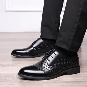 Schwarze Herren-Business-Schuhe mit atmungsaktivem, perforiertem Hohlraum-Design