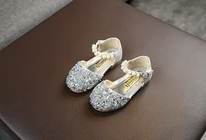 Detailansicht der silbernen Pailletten-Prinzessinenschuhe mit elegantem Perlenriemen