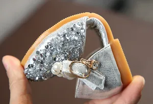 Flexible silberne Pailletten-Mädchenschuhe mit weicher Gummisohle und Perlenschnalle