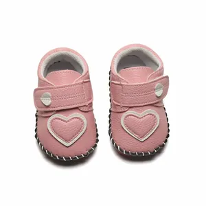 Vue de dessus montrant les détails de chaussures de marche roses pour bébés avec cœurs