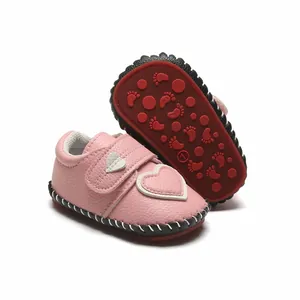 Vue détaillée des chaussures de marche pour bébé roses avec semelles souples