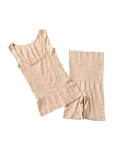Flachbild-Detail eines beigen Postpartum-Shapewear-Sets mit U-Ausschnitt und Shorts