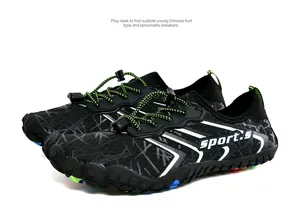 Scarpe da acqua a cinque dita nere per lo snorkeling con suole antiscivolo