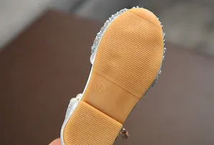 Detailansicht der rutschfesten Gummisohle der silbernen Mädchen-Prinzessinenschuhe, Größe 28