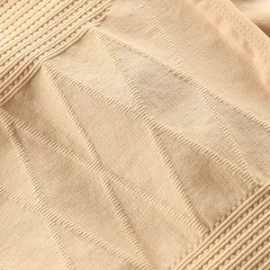 Makro-Detail des atmungsaktiven Kompressionsgewebes für das Postpartale Shaper-Set.