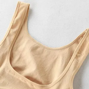 Nahaufnahme eines nahtlosen Form-Unterhemds mit U-Ausschnitt in Beige.